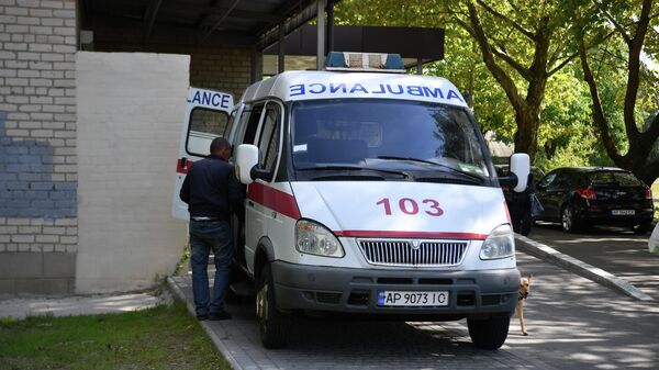 Скорая помощь у здания областной мелитопольской больницы