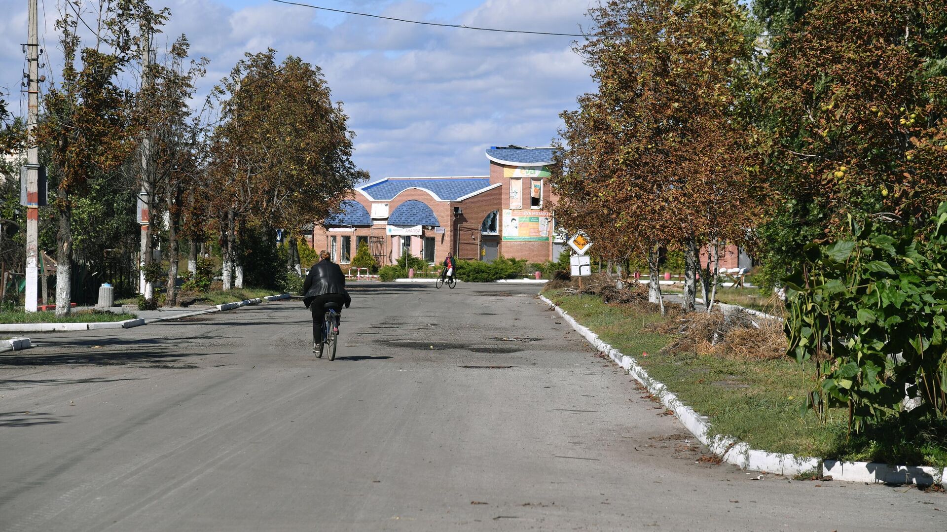 Местные жители на одной из улиц в Красном Лимане - РИА Новости, 1920, 14.04.2023