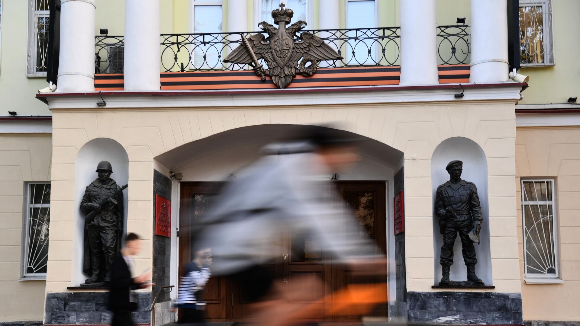 Люди у здания военного комиссариата - РИА Новости, 1920, 23.09.2022
