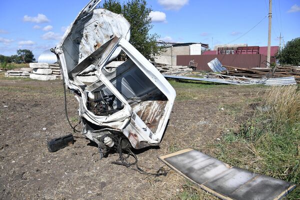 Кабину грузового автомобиля отбросило от склада зерна на 50 метров вследствие обстрелов поселка городского типа Пришиб Михайловского района
