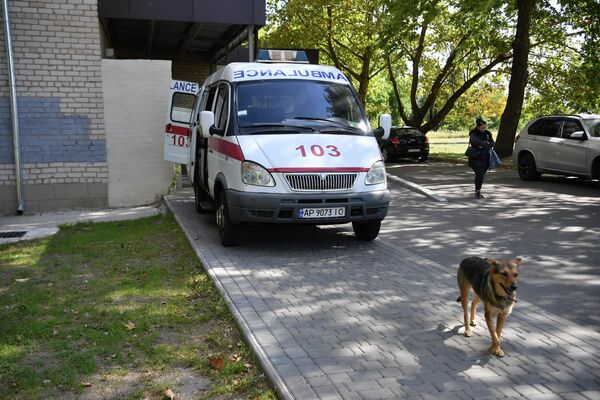 Скорая помощь у здания областной мелитопольской больницы, куда привезли пострадавших при обстреле поселка городского типа Пришиб Михайловского района