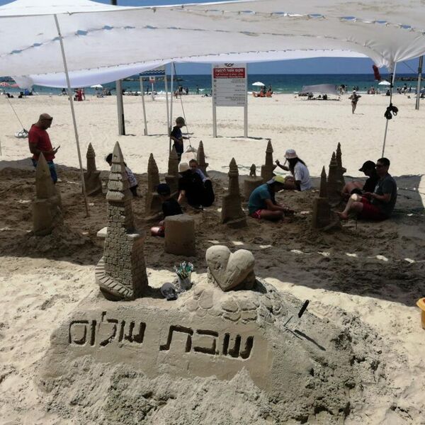 Пожелание Шабат Шалом на пляже в Тель-Авиве
