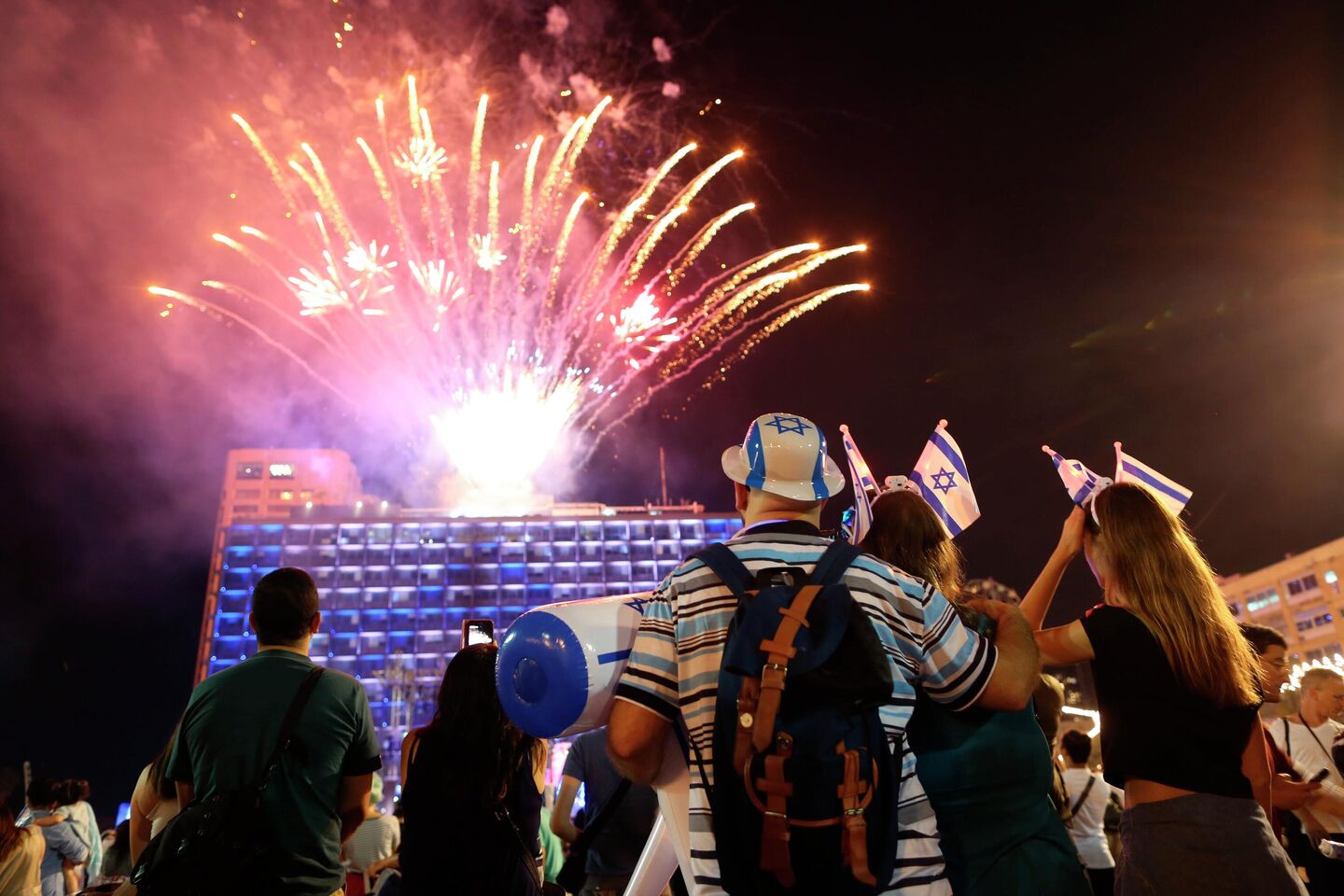 Люди празднуют День независимости Израиля