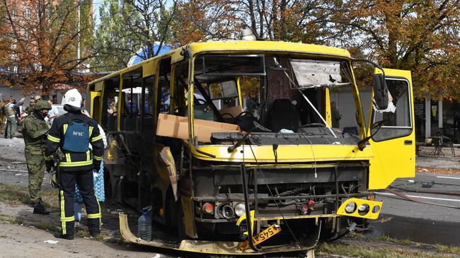 Автобус, уничтоженный в результате обстрела со стороны ВСУ, в Ворошиловском районе Донецка