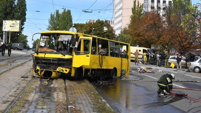 Автобус, уничтоженный в результате обстрела со стороны ВСУ, в Ворошиловском районе Донецка