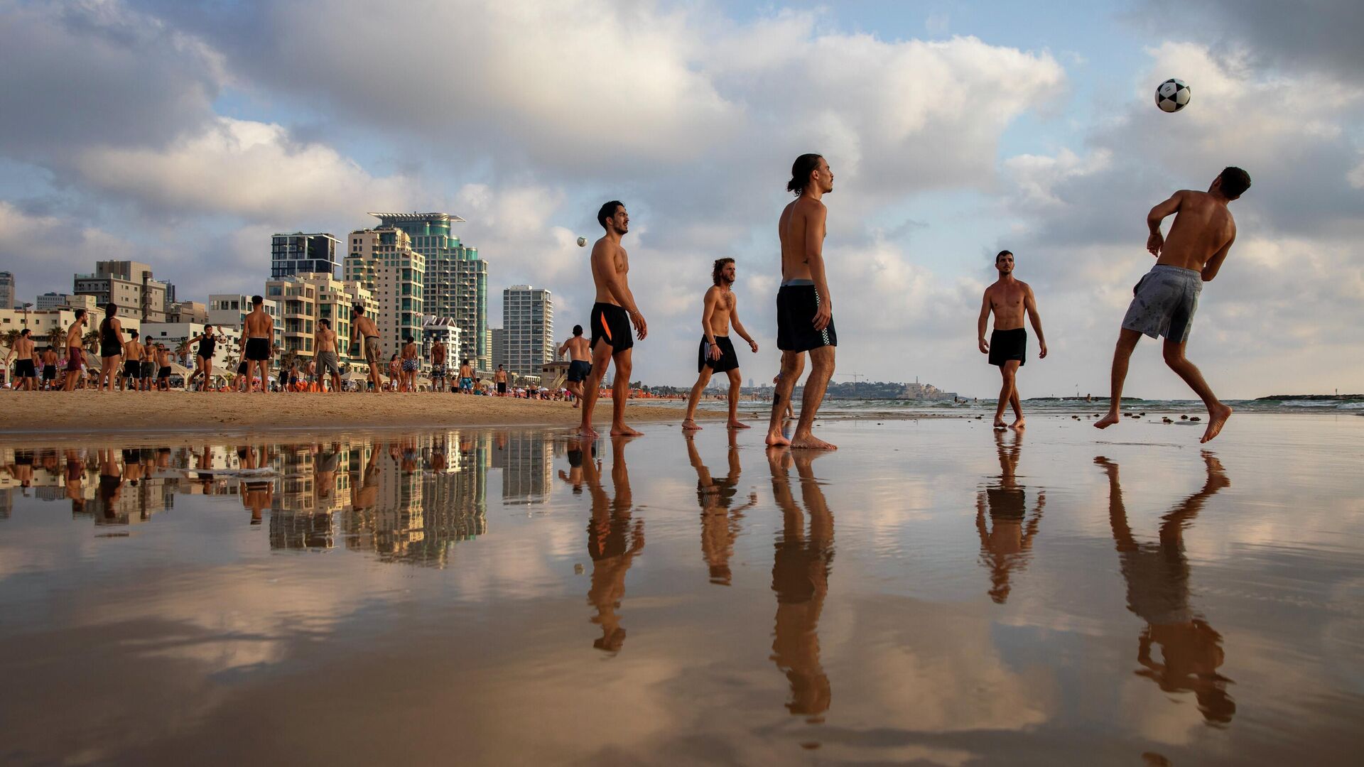 Люди играют в волейбол на пляже в Тель-Авиве - РИА Новости, 1920, 03.09.2023