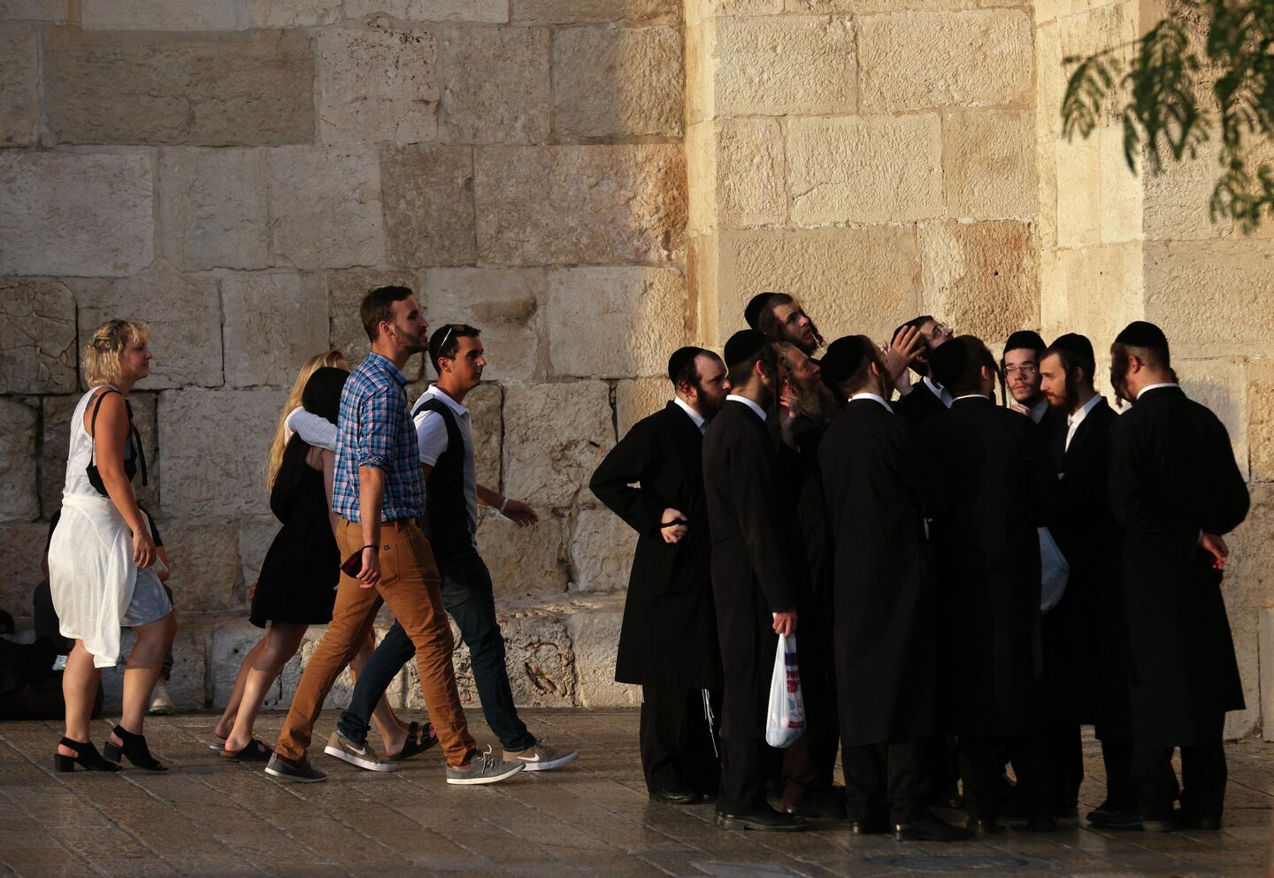 Люди возле Яффских ворот в Старом городе Иерусалима