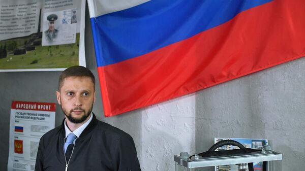 Председатель ЦИК ДНР Владимир Высоцкий на одном из избирательных участков в Донецке