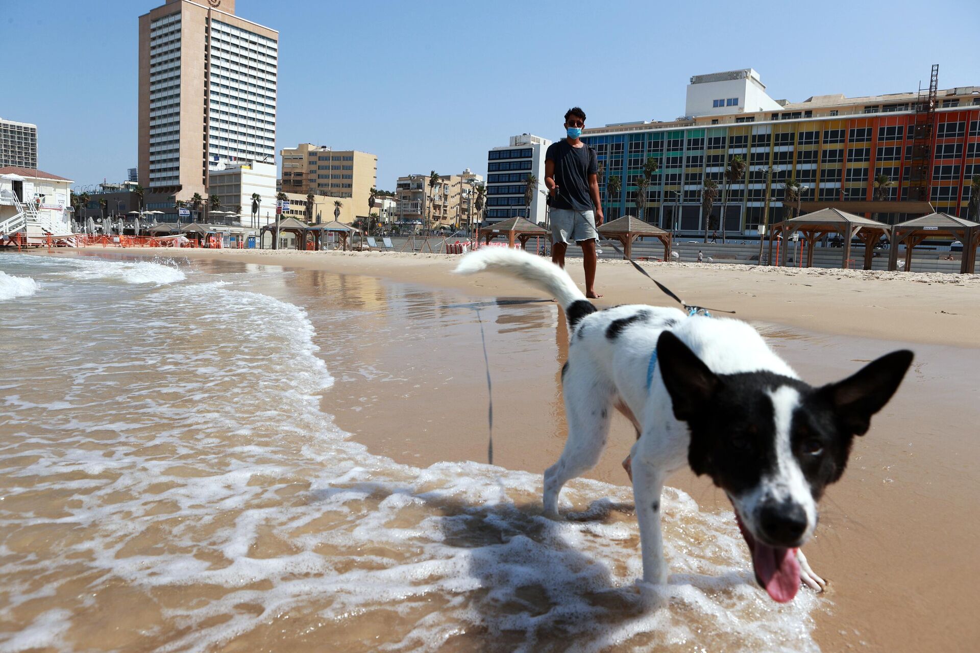 Горожанин на пляже в Тель-Авиве
