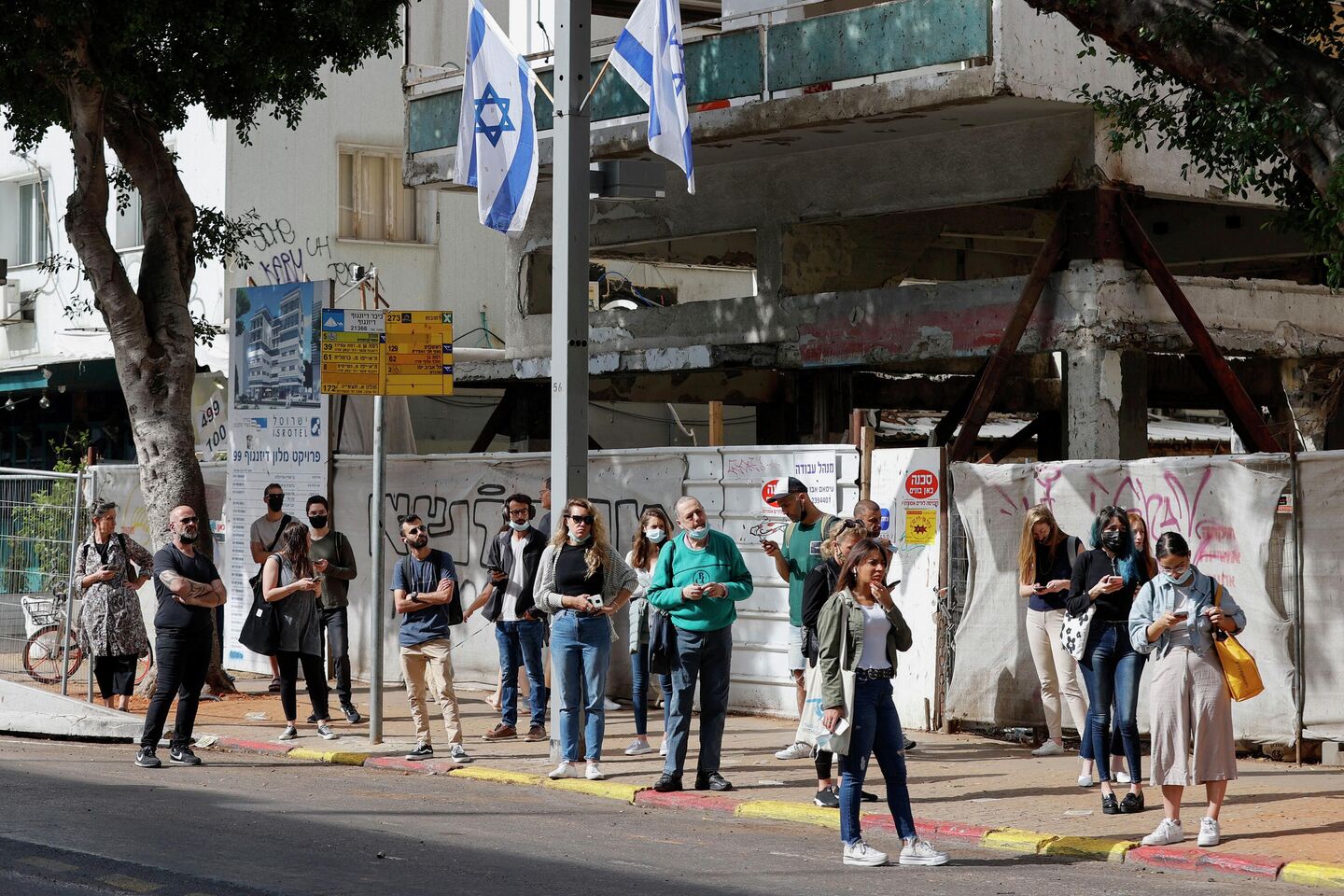 Люди на автобусной остановке в Тель-Авиве