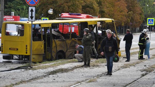 Автобус, уничтоженный в результате обстрела со стороны ВСУ, в Ворошиловском районе Донецка