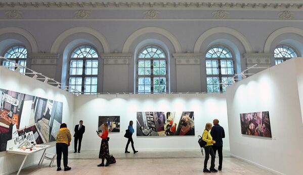 Посетители на V Международном интерактивном фестивале современного искусства ARTLIFE FEST в Центральном выставочном зале Манеж в Москве