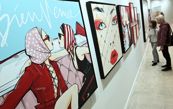 Картина художника Алёны Лавдовской Almost kissed (слева) представлена на V Международном интерактивном фестивале современного искусства ARTLIFE FEST в Центральном выставочном зале Манеж в Москве