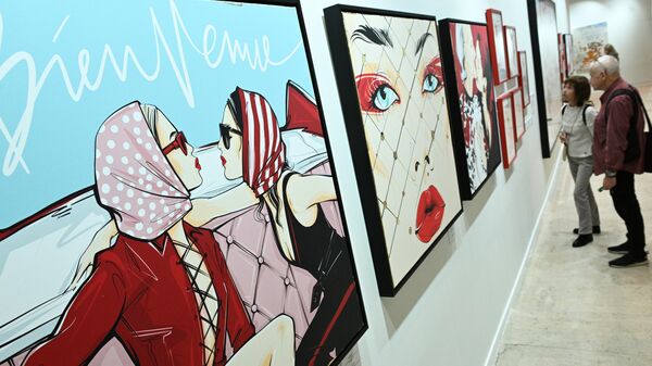 Картина художника Алёны Лавдовской Almost kissed (слева) представлена на V Международном интерактивном фестивале современного искусства ARTLIFE FEST в Центральном выставочном зале Манеж в Москве