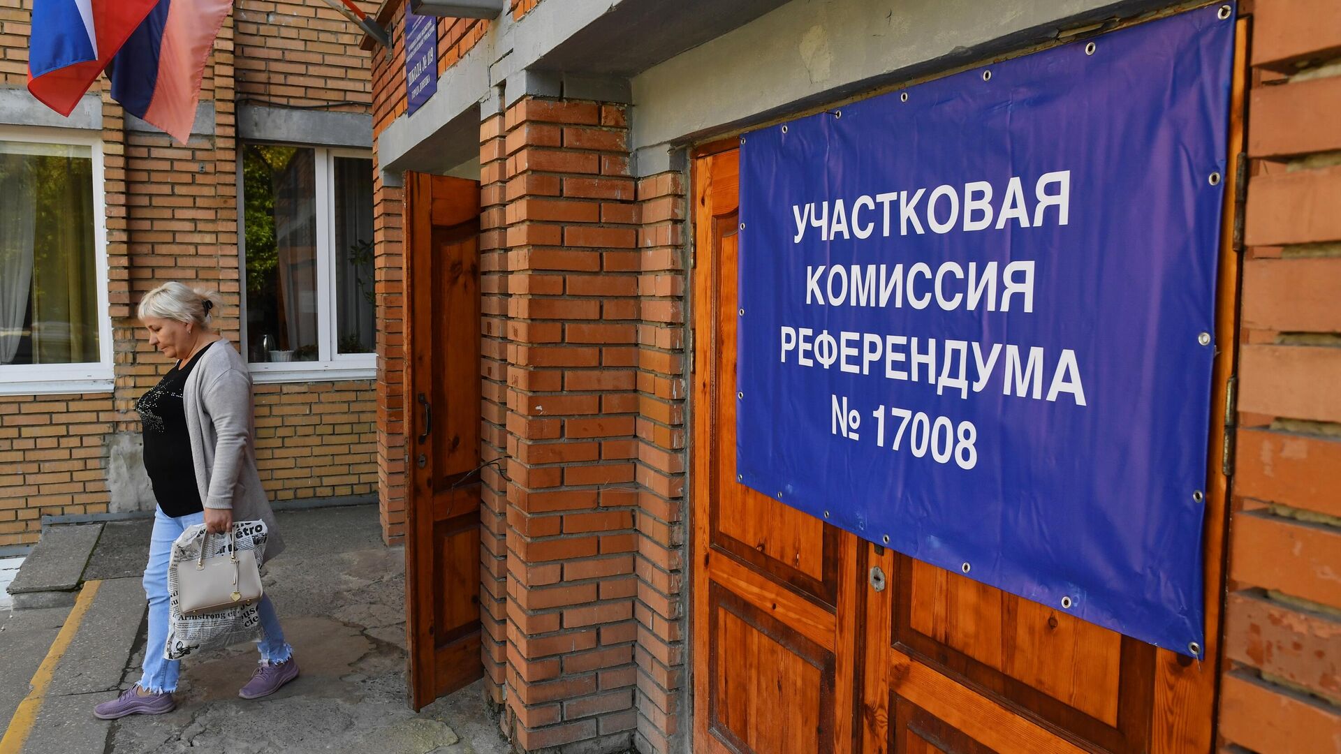 Плакат с номером участковой комиссии у входа в школу в Донецке - РИА Новости, 1920, 03.07.2023
