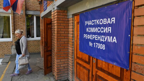 Плакат с номером участковой комиссии у входа в школу в Донецке во время подготовки к референдуму о присоединении ДНР к России 