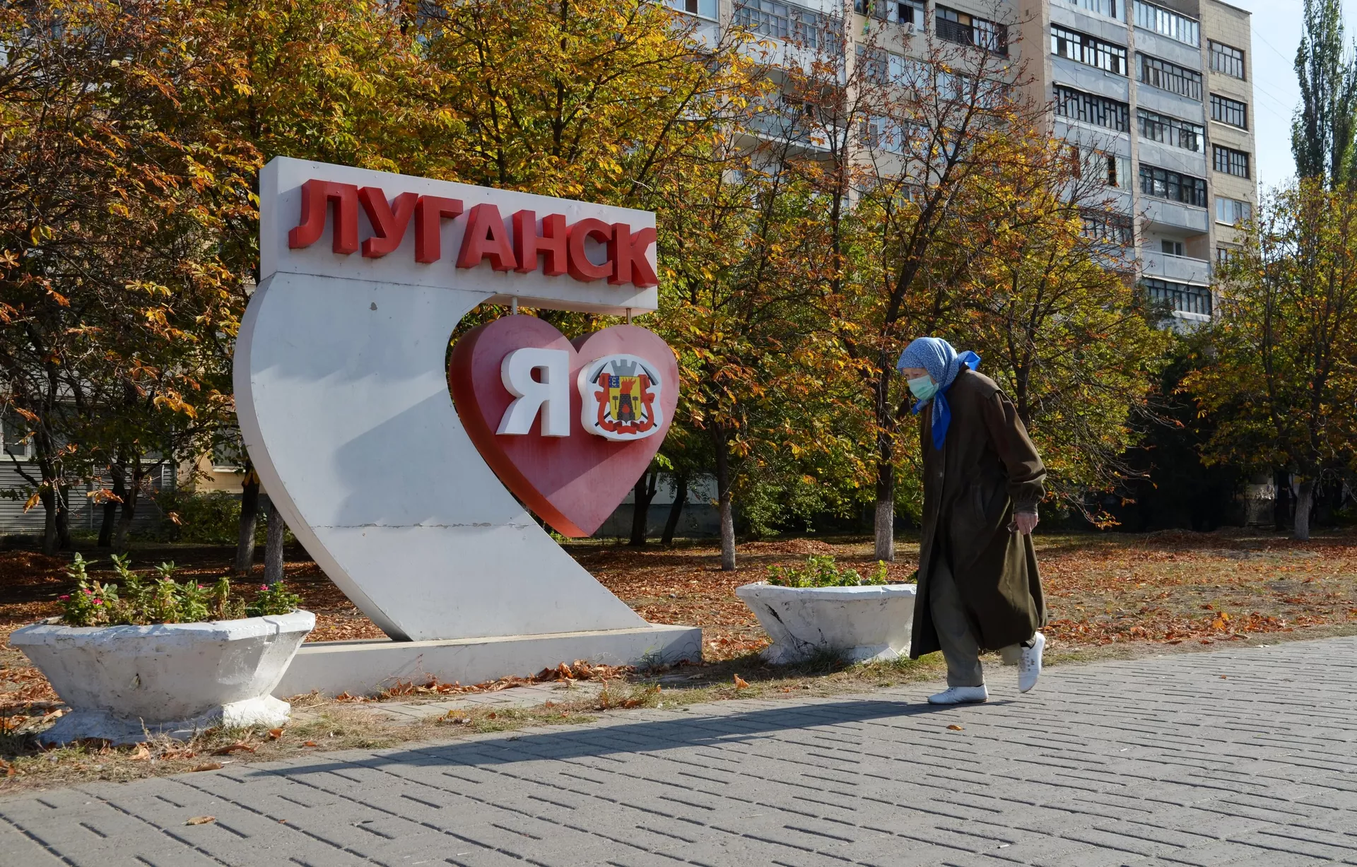 Μια ηλικιωμένη γυναίκα σε έναν από τους δρόμους στο Λούγκανσκ - RIA Novosti, 1920, 22/09/2022