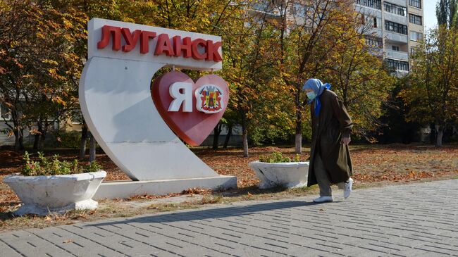 Пожилая женщина на одной из улиц в Луганске