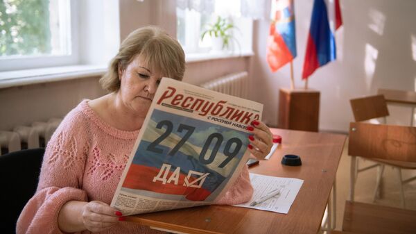 Сотрудница избирательной комиссии во время подготовки к референдуму о присоединении к России ЛНР