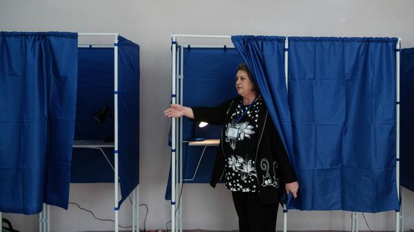 Сотрудница избирательной комиссии во время подготовки к референдуму о присоединении к России