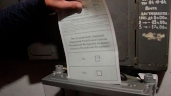Надеемся на Россию всеми силами: жители Донецка голосуют на референдуме