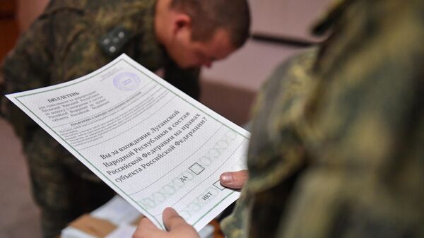 Soldiers of the LPR People's Militia vote in Luhansk in a referendum on the entry of the LPR into Russia