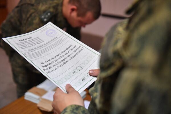 Военнослужащие Народной милиции ЛНР голосуют в Луганске на референдуме по вхождению ЛНР в состав России