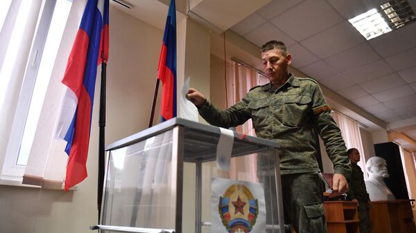 Военнослужащий Народной милиции ЛНР голосует в Луганске на референдуме по вхождению ЛНР в состав России