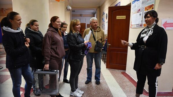 Члены участковой избирательной комиссии готовятся к надомному голосованию в Донецке на референдуме о вступлении Донецкой народной республики в состав РФ