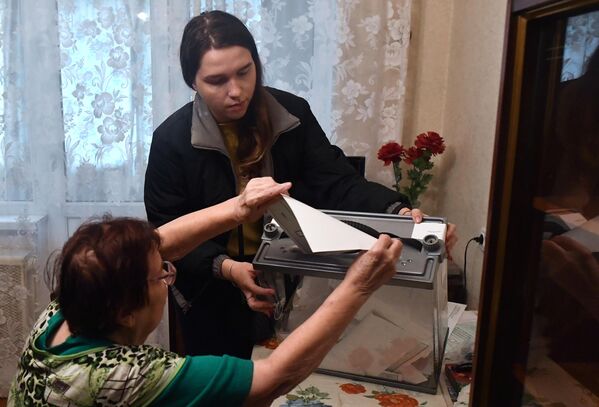 Женщина голосует надомно в Донецке на референдуме о вступлении Донецкой народной республики в состав РФ