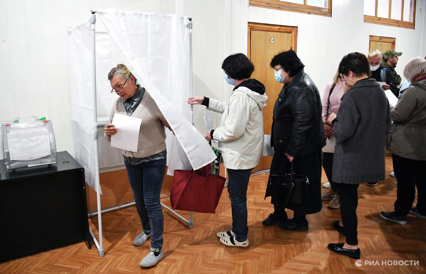 Жители Мариуполя сообщают, что давно ждали референдума о вхождении в Россию