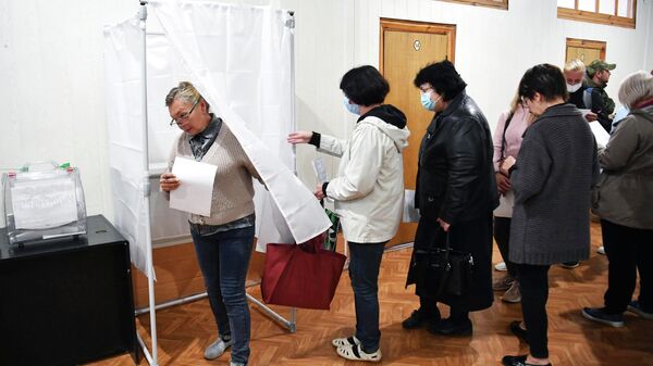 In the referendum on the accession of the Zaporozhye region to Russia, the public votes at a polling station in the Melitopol enterprise