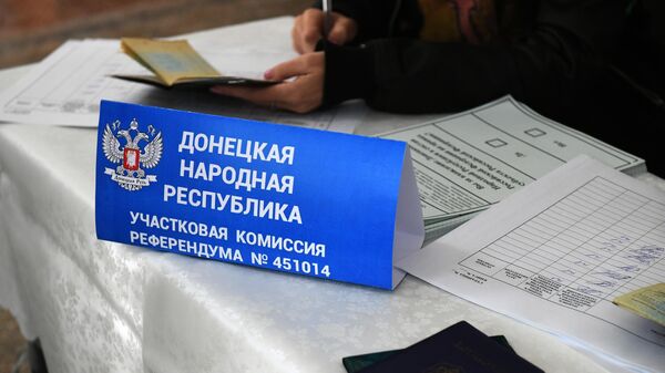 Регистрация избирателей на референдуме о присоединении ДНР к России на избирательном участке в Белогорске