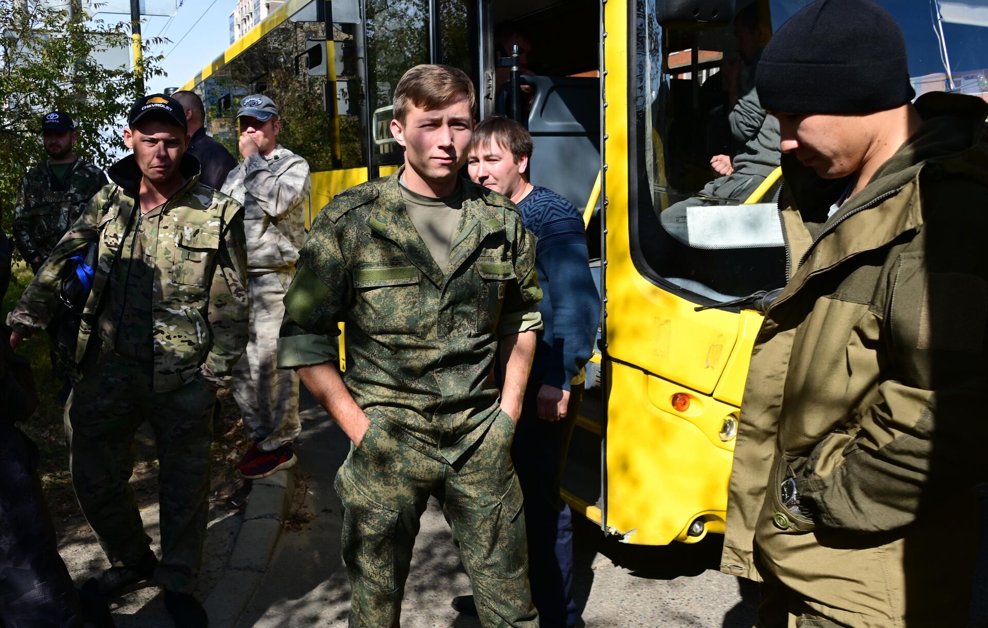 Мужчины, призванные на воинскую службу в ходе частичной мобилизации возле Военного комиссариата в Чите - РИА Новости, 1920, 26.09.2022