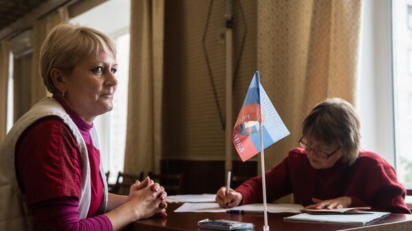Женщина на выездном голосовании в Луганской республиканской клинической больнице на референдуме о вступлении Луганской Народной Республики в состав России