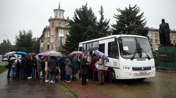 Люди голосуют на выездном голосовании в Луганске на референдуме о вступлении Луганской народной республики в состав РФ
