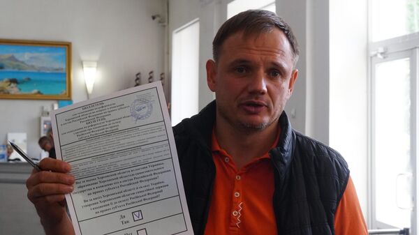 Заместитель главы администрации Херсонской области Кирилл Стремоусов голосует на референдуме о присоединении Херсонской области к России на одном из избирательных участков в Херсоне