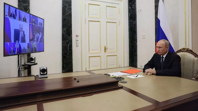 Президент Владимир Путин проводит оперативное совещание с постоянными членами Совета безопасности России