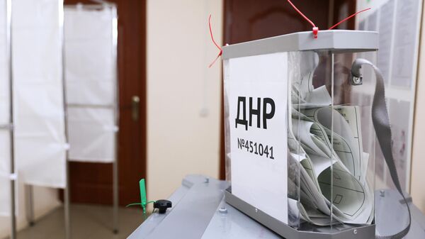 Избирательная урна на избирательном участке в Краснодаре на референдуме о присоединении ДНР к России