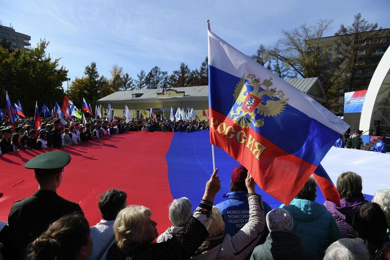 Митинг-концерт в Центральном парке в Новосибирске в поддержку президента РФ Владимира Путина и проведения референдумов в ДНР, ЛНР, Херсонской и Запорожской областях о вхождении в состав России