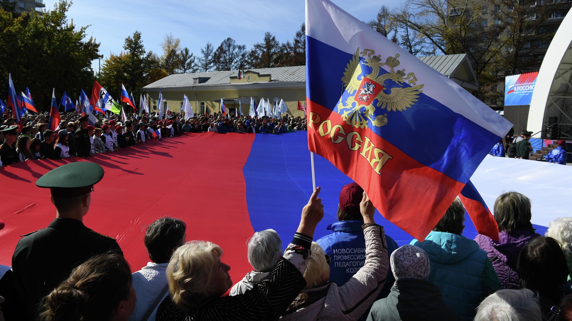 Митинг-концерт в Центральном парке в Новосибирске в поддержку президента РФ Владимира Путина и проведения референдумов в ДНР, ЛНР, Херсонской и Запорожской областях о вхождении в состав России - РИА Новости, 1920, 23.09.2022