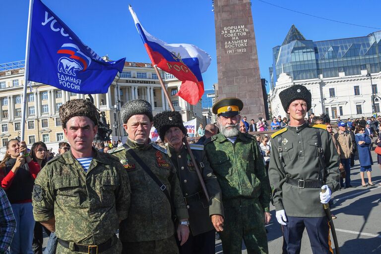 Казаки на акции во Владивостоке в поддержку жителей освобожденных территорий Донбасса и Украины, где проводится референдум о вступлении в состав Российской Федерации