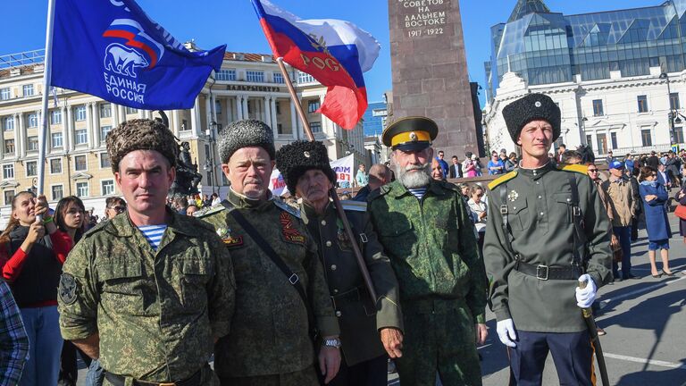 Казаки на акции во Владивостоке в поддержку жителей освобожденных территорий Донбасса и Украины, где проводится референдум о вступлении в состав Российской Федерации