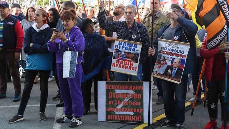 Акция во Владивостоке в поддержку жителей освобожденных территорий Донбасса и Украины, где проводится референдум о вступлении в состав Российской Федерации