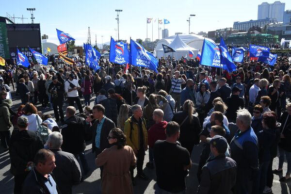 Акция во Владивостоке в поддержку жителей освобожденных территорий Донбасса и Украины, где проводится референдум о вступлении в состав Российской Федерации