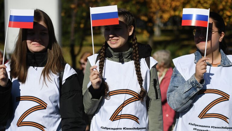 Митинг-концерт в Центральном парке в Новосибирске в поддержку президента РФ Владимира Путина и проведения референдумов в ДНР, ЛНР, Херсонской и Запорожской областях о вхождении в состав России