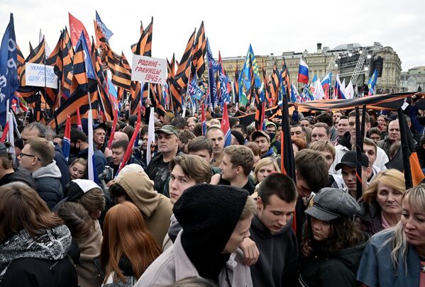 Люди перед началом митинга Своих не бросаем на Манежной площади в Москве