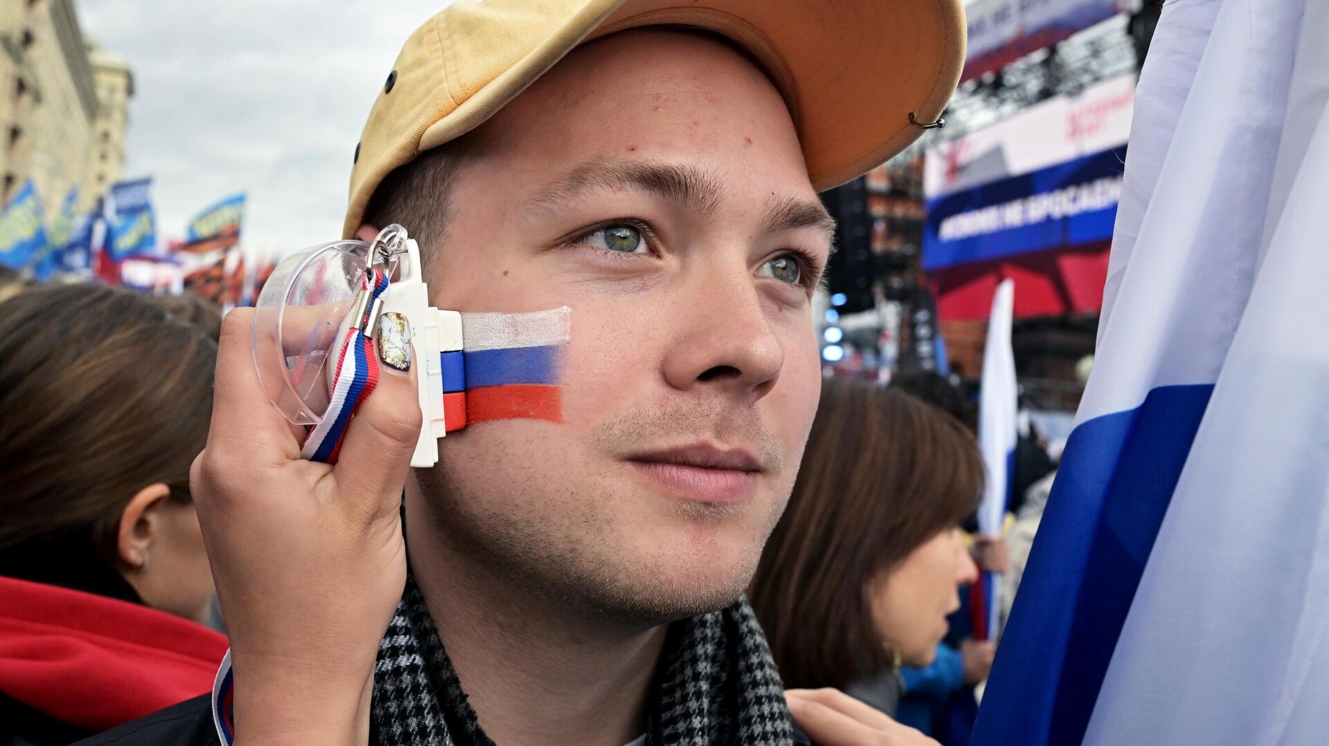 Молодой человек с российским флагом - РИА Новости, 1920, 31.01.2024