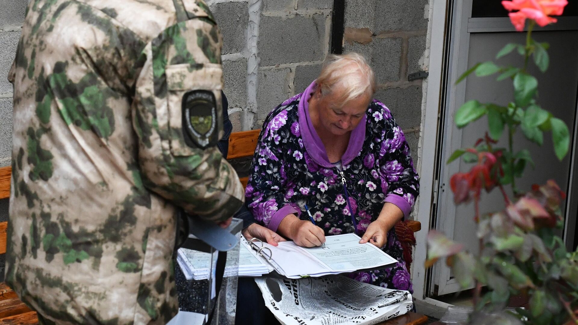 Женщина голосует надомно в Донецке на референдуме о вступлении Донецкой народной республики в состав РФ - РИА Новости, 1920, 24.09.2022