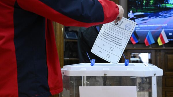 Мужчина голосует на референдуме о присоединении Донецкой народной республики и Луганской народной республики к России на избирательном участке в посольстве ДНР в Москве